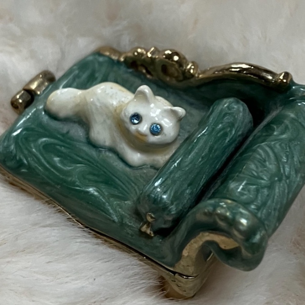 Stunning Vintage marble MONET cat on a couch - opens up- look at my eyes !